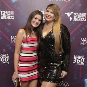 Lívia Inhudes Instagram - Não, não consigo acreditar… com você Marília pude sentir a emoção do que é ser Fã, o que é admirar e vibrar tanto pelo sucesso e felicidade de uma pessoa que sem saber o por que, significa tanto. Apenas me envolvi nesse sentimento. 
Você me marcou, e como.
Você nos marcou e deixou muita história. 
Você abriu portas para o sertanejo feminino e fez com que outras mulheres brilhassem também, como você era (é) incrível. 
Te amo com a mesma intensidade de quando eu tinha 14 anos e ouvi “Eu Sei de Cor” pela primeira vez… você me tocou. 
Que Deus receba você e todos que infelizmente partiram nesse acidente de braços abertos. Que Deus conforte o coração de todas as famílias, amigos e fãs. 💔
Agora ouvir suas músicas será uma forma de me conectar com você. 
🌟 Marília Mendonça 🌟