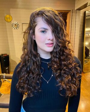 Lívia Inhudes Instagram - Se descobrir é se permitir!!! ⚡️
Hoje me vendo ondulada enxergo meu poder feminino e a minha dualidade. 
Nunca usei produtos para alisar meu cabelo antes que me perguntem…! Eu só realmente não sabia quais caminhos e cuidados seguir para ficar com todo ESSE PODER! 
Agora sinto que não vivo uma guerra pessoal com o meu cabelo tentando entender como ele gostaria de simplesmente ser.🤣 
(quem nunca né meninas) 
Se joguem na descoberta de vocês, essa é minha dica. 
Obrigada por apresentar uma nova versão minha @rodrigovizu 💫👩🏼‍🦱
