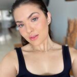 Lívia Inhudes Instagram – descobri que o cabelo molhado “lambido” me favorece🥂