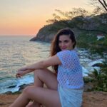 Lívia Inhudes Instagram - Ultimamente esse feed anda muito contemplativo com o pôr do sol né!? Excelente domingo para nós ☀️🌟 Rio de Janeiro, Rio de Janeiro