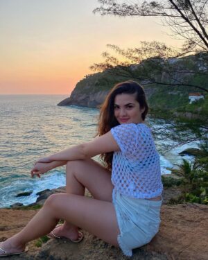 Lívia Inhudes Instagram - Ultimamente esse feed anda muito contemplativo com o pôr do sol né!? 
Excelente domingo para nós ☀️🌟