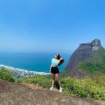 Lívia Inhudes Instagram - Minha primeira trilha no Rio 🌳🪵🌞 Sentir a natureza de perto é revigorante! Pedra Bonita