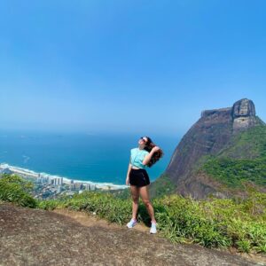 Lívia Inhudes Instagram - Minha primeira trilha no Rio 🌳🪵🌞
Sentir a natureza de perto é revigorante!