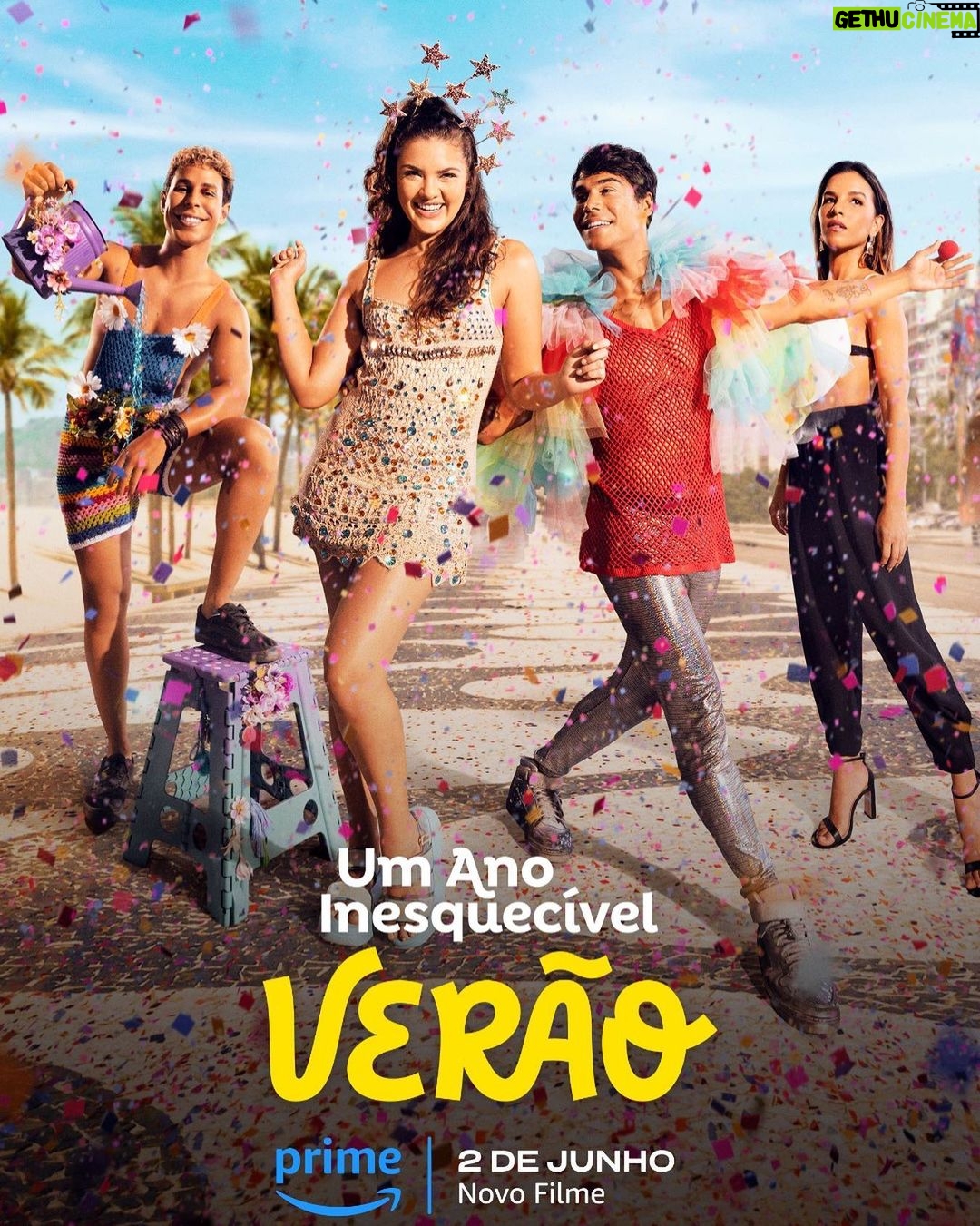 Lívia Inhudes Instagram - Hoje eu acordei a pessoa mais feliz DO MUNDO! Um Ano Inesquecível-Verão já está disponível no @primevideobr 🩵 reserva um tempo porque agora é hora de aquecer o coração com essa história cheia de amor, sonhos e muito carnaval!!! dirigido por @crisdamato baseado na história de @thalitareboucas