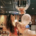 Lívia Inhudes Instagram - Meu dia foi pra lá de especial… eu que adoro uma festa resolvi esperar um pouco mais. Tive um dia onde refleti, agradeci e contemplei minha própria existência. Só recebi amor e carinho. sou grata demais. Fui jantar em um restaurante onde sempre sou tão bem recebida e tenho um carinho enorme, obrigada @cocobambu_saopaulo impecável é a palavra certa. Estava cercada de amor e carinho mais um aniversário. meu coração transborda. VIVA minha vida, obrigada Deus por me conceder mais um ano.🥳🥳❤️❤️✨✨ Coco Bambu Park Shopping Maia