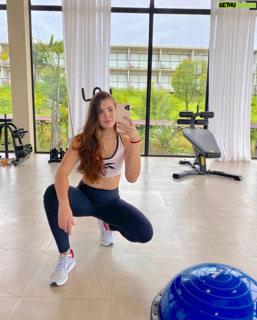 Lívia Inhudes Instagram - Início da semana…mais alguém já acordou movimentando o corpo e cuidando da saúde? ⚡️💪🏻👊🏻🏃🏼‍♀️ At The Gym