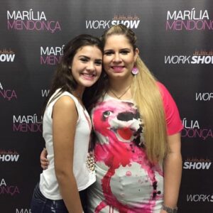 Lívia Inhudes Instagram - Não, não consigo acreditar… com você Marília pude sentir a emoção do que é ser Fã, o que é admirar e vibrar tanto pelo sucesso e felicidade de uma pessoa que sem saber o por que, significa tanto. Apenas me envolvi nesse sentimento. 
Você me marcou, e como.
Você nos marcou e deixou muita história. 
Você abriu portas para o sertanejo feminino e fez com que outras mulheres brilhassem também, como você era (é) incrível. 
Te amo com a mesma intensidade de quando eu tinha 14 anos e ouvi “Eu Sei de Cor” pela primeira vez… você me tocou. 
Que Deus receba você e todos que infelizmente partiram nesse acidente de braços abertos. Que Deus conforte o coração de todas as famílias, amigos e fãs. 💔
Agora ouvir suas músicas será uma forma de me conectar com você. 
🌟 Marília Mendonça 🌟
