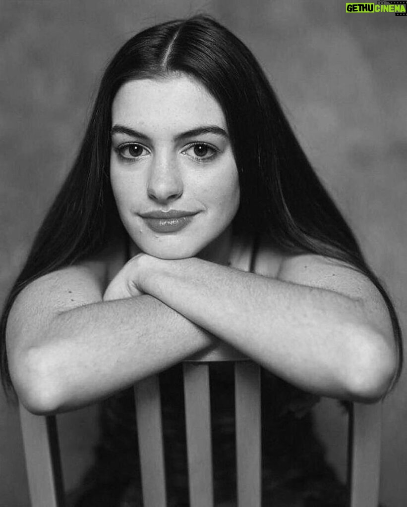 Lívia Inhudes Instagram - Me achei parecida com a Anne Hathaway, tipo o branco do olho 😅🧸