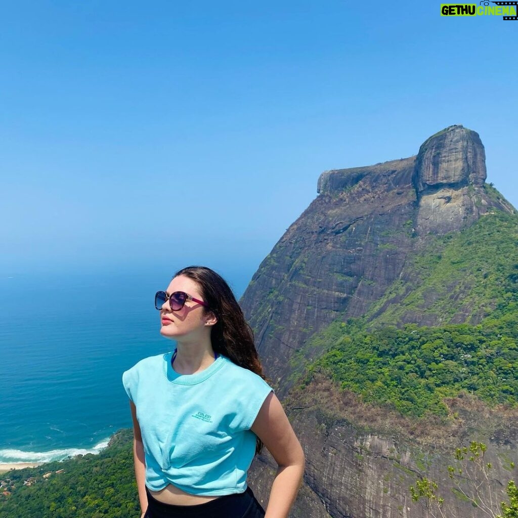 Lívia Inhudes Instagram - Minha primeira trilha no Rio 🌳🪵🌞 Sentir a natureza de perto é revigorante! Pedra Bonita