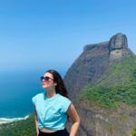 Lívia Inhudes Instagram - Minha primeira trilha no Rio 🌳🪵🌞 Sentir a natureza de perto é revigorante! Pedra Bonita