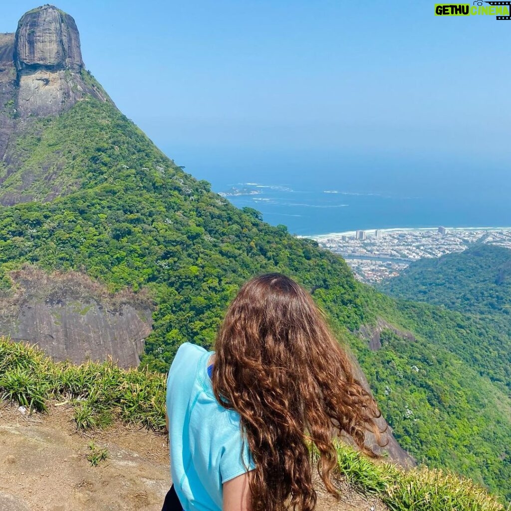 Lívia Inhudes Instagram - Minha primeira trilha no Rio 🌳🪵🌞 Sentir a natureza de perto é revigorante! Pedra Bonita