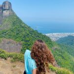 Lívia Inhudes Instagram - Minha primeira trilha no Rio 🌳🪵🌞 Sentir a natureza de perto é revigorante! Pedra Bonita