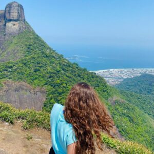 Lívia Inhudes Instagram - Minha primeira trilha no Rio 🌳🪵🌞
Sentir a natureza de perto é revigorante!