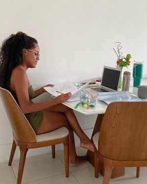 Lívia Inhudes Instagram - Duda aconteceu na minha vida! 
Por uma loucura desse universo eu sai da minha cidade, com um sonho e roteiro na mão, pousei na tal cidade maravilhosa e era ó b v i o que ela vinha de lá. 
as duas com o mesmo sonho, felizes e com a garra de fazer acontecer. um filme uniu a gente. 
Hoje ela lança um trabalho grandioso, e eu não poderia deixar de dizer o quanto eu venho me orgulhando dessa jovem grande mulher. 
Maria Eduarda é uma força da natureza, uma pessoa que a gente não se explica, ela é indescritível. 
Do sorriso mais lindo, de uma inteligência tamanha e de um coração… ah esse nem se fala. 
Quem tem ela, tem tudo! E que bom que tenho. 
pude acompanhar cada passo que deu desde que nos conhecemos, cada coisinha que abdicou pra dar o seu melhor e se entregar completamente á esse momento, seu mergulho não foi raso. foi inteiro. foi de tirar o fôlego. 
hoje minha amiga, eu vibro você, sua história! 
você vem abrindo caminhos pra tantas pessoas que sempre mereceram seu espaço, você vem abrindo possibilidades. 
Você não é uma promessa, é o futuro acontecendo agora. 
Você é a comprovação de que tudo é possível. 
Vai, por que daqui pra frente é tudo que você sempre pertenceu. 
Deus te proteja e te guie 
Tô aqui sempre. 
Te amo titica, você é uma é das melhores pessoas da minha vida 🤍
Maria santa vai encantar nossos corações. 
RENASCER, estreia hoje.