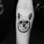 LOLiTO FDEZ Instagram - Mi perrita @lucille.guau siempre conmigo, ella está bien no le ha pasado nada pero necesitaba llevarla también en mi piel ❤️ ~ Tatuaje by: @easyquartier
