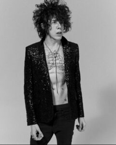LP Instagram - A little never before seen pre-pandemic pic for you . Laying low but wishing everyone a beautiful holiday season 🎄❤️ 🕎 and a Happy New Year!!! Can’t wait to share all this new music with you 😄. Lots of love always and 4eva. ❤️🙏🏻