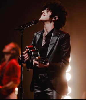 LP Instagram - Mexico 🇲🇽 to Paris 🇫🇷to Manchester 🇬🇧!! What a ride !! Thank you all so much for all the love and affection and for traveling far and wide (some people seeing multiple shows) and singing your hearts out! I love you! Thank you to @alexiaulibarridesign and @denimrevivalus for the beautiful suits ❤️. See you tonight Glasgow !!!