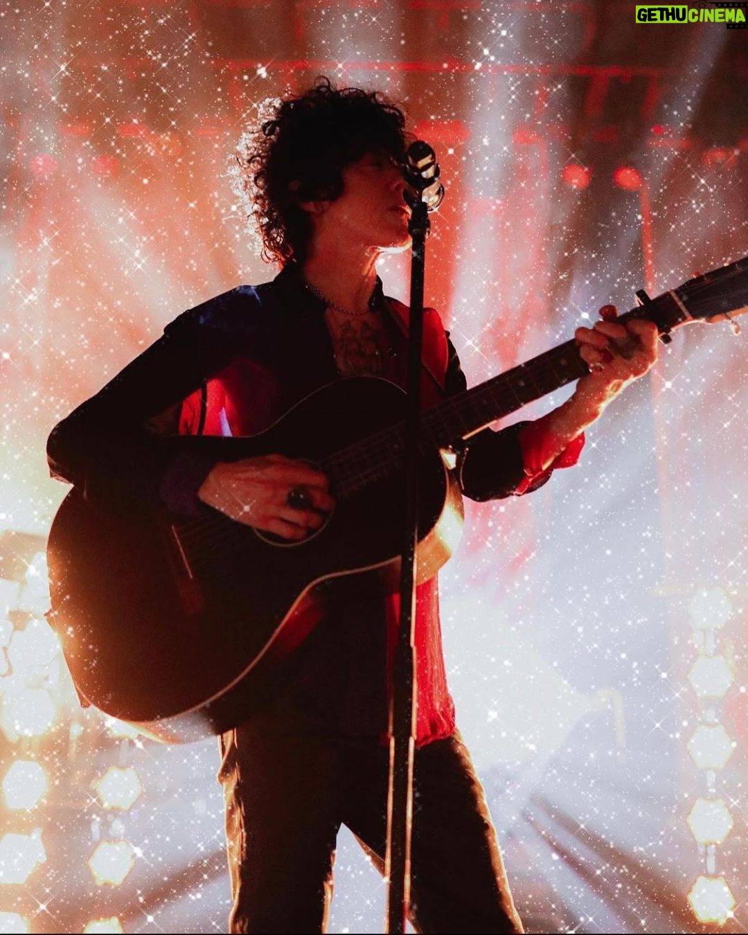LP Instagram - Chicago!! That was super fun thank you!! Can’t wait to see you tonight at @historytoronto #toronto 🇨🇦 📷 @kate_scott_photography Toronto, Ontario