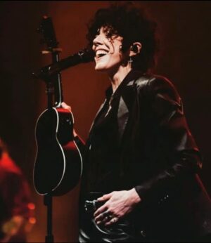 LP Instagram - Mexico 🇲🇽 to Paris 🇫🇷to Manchester 🇬🇧!! What a ride !! Thank you all so much for all the love and affection and for traveling far and wide (some people seeing multiple shows) and singing your hearts out! I love you! Thank you to @alexiaulibarridesign and @denimrevivalus for the beautiful suits ❤️. See you tonight Glasgow !!!