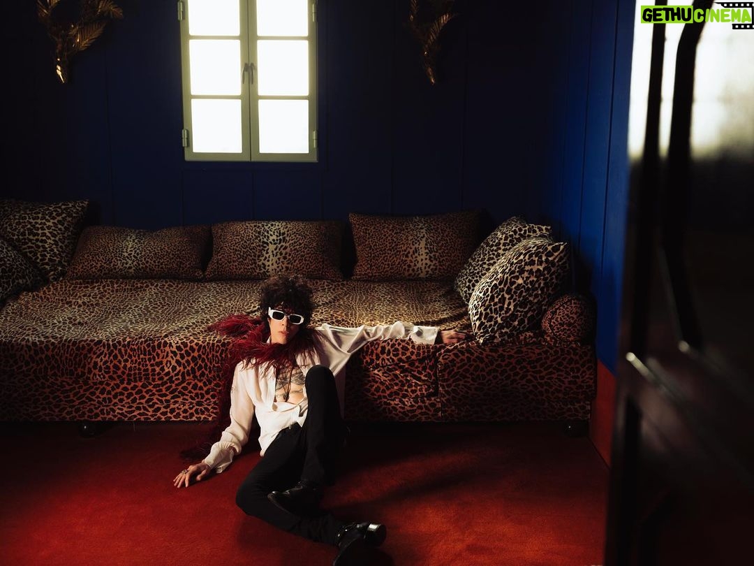 LP Instagram - What a whirlwind of a week. Thank you for all of the support on my new single Golden and the video we put together thanks to @damnit_stephen. I can’t wait to see so many of you live this year before releasing Love Lines to the world 🖤