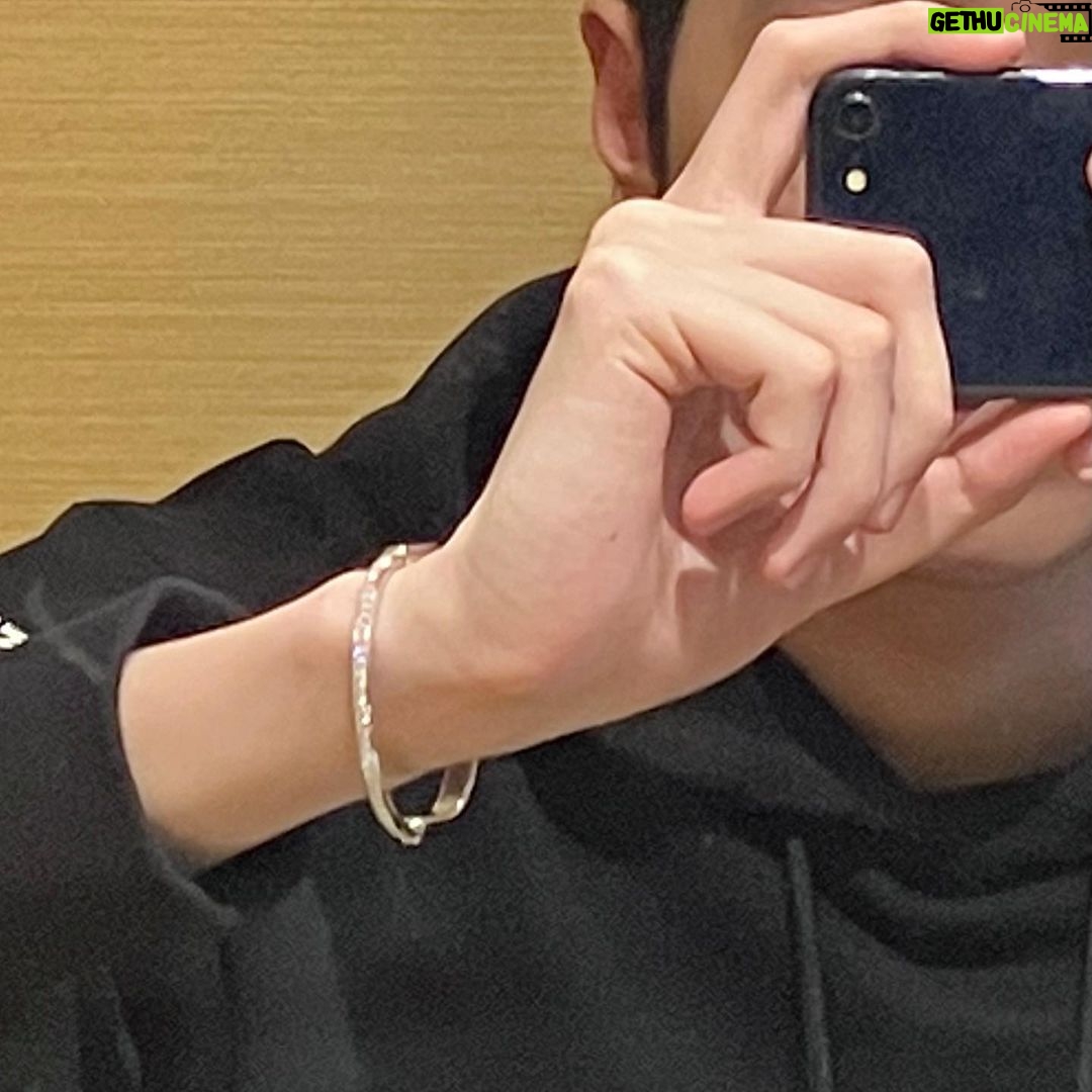 Lai Guan-lin Instagram - Thx for the surprise gift!#TiffanyLock @tiffanyandco @alexandrearnault