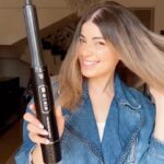 Laila Ahmed Zaher Instagram – The NEW Airwrapper from RUSHBRUSH®️ is a must-have!!
All Hairstyles By One Tool-5 Styling heads to create stunning looks in minutes. 
Straight, Waves, or Voluminous hair you can do it all as it uses AIR, not HEAT, to style your hair without damaging it. 

#RUSHBRUSH #GetTheLush