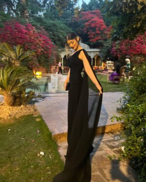 Layla Ahmed Zaher Instagram - Black always wins 🖤
 
Dress: @ateliermamzi 
Makeup: @dinaelkasheff 
Stylist: @mayajules 
Hair: @alfredandmina 
Jewelry: @iramjewelry_