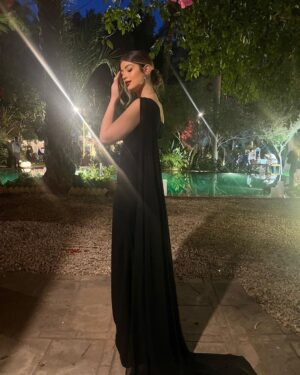 Layla Ahmed Zaher Instagram - Black always wins 🖤
 
Dress: @ateliermamzi 
Makeup: @dinaelkasheff 
Stylist: @mayajules 
Hair: @alfredandmina 
Jewelry: @iramjewelry_