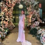 Laila Ahmed Zaher Instagram - From yesterday’s wedding 💗 Dress: @bycherry_mustafa Stylist: @mayajules Makeup: @dinaelkasheff Hair: @alfredmakram Jewelry: @iramjewelry_ Clutch: @treasure_box_by_rashmaa