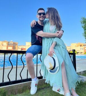 Layla Ahmed Zaher Instagram - كل سنة وانت طيب يا احلي و اطيب و اجمل اب في الدنيا كل سنة و انت الظهر و السند و الآمان ربنا يحفظك و يخليك لينا و نفضل دايما رافعين راسك و مشرفينك 
بحبك قوي ❤️