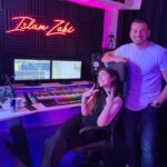 Laila Ahmed Zaher Instagram – البوست ده في حب الملحن التقيل الشاطر قوي اسلام زكي، بداية شغلنا مع بعض كانت في مسرحية عائلة لاسعة جداً، عملنا مع بعض اغنية “انا لايقة علي النجومية”  للمسرحية و ساعتها حصل مابيننا كيميا رهيبة و  ذوقنا في المزيكا زي بعض و افكارنا واحدة من ساعتها و انت مأمن بيا و بموهبتي و طول الوقت كنت بتشجعني اني اكمل في الغنا و اتفقنا اننا نعمل مع بعض cover  و قبل ما اجي اسجل بيوم كلمتني قلتلي انتي لازم تغني اغنية جديدة مش cover  بس لازم تيجي اسمعك كذا اغنية ضروري منهم أغنية “كلمة اخيرة” و بعد ما جيت و سمعت،  الاغنية اللي أبهرتني و لمست قلبي كانت كلمة أخيرة و انت من كتر ما احنا ذوقنا شبه  بعض كنت متأكد اني هختار الأغنية دي بالذات  قلتلك يا إسلام انا خايفة الأغنية تقيلة و صعبة جداً قلتلي انا متأكد إنك هتقدري و انا مش شايف حد غيرك يغنيها و شجعتني و اشتغلت علي اللحن و التوزيع و كل حاجة بكل حب و اخلاص عشان تطلع للناس بالشكل دة . شكرًا من كل قلبي يا اسلام علي حبك و شطارتك و إيمانك بيا و يارب دايما نعمل أغاني حلوة مع بعض تعجب الناس و يارب دايماً ناجح❤️❤️❤️❤️❤️❤️❤️