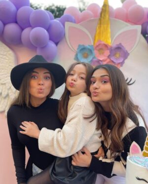 Layla Ahmed Zaher Instagram - عيد ميلاد بنوتي و نسختي الصغيرة اللي مش مصدقة انها بتكبر قدام عيني ما شاء الله ربنا يحفظك يا حبيبتي💕

Happy birthday to my other copy and my daughter, may god bless our special bond 
Love you my baby girl and my superstar 💖💕💕💕💕💕💖