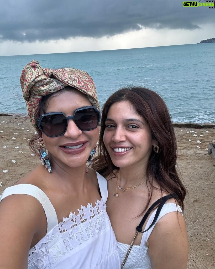 Lakshmi Manchu Instagram - Rewinding the best vacay vibes with the fam. 🌊✨ #ThrowbackThursday