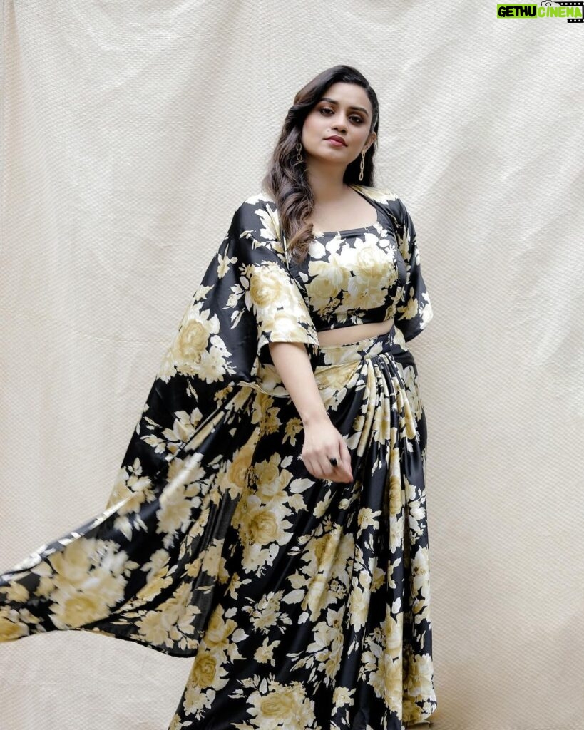 Lakshmi Nakshathra Instagram - Florals 💫❤️ Muah @shoshank_makeup Outfit @thantrek.design.couture 📸. @mr.canographers Styling @stylewithandriya Jwlry @adorebypriyanka #lakshminakshathra