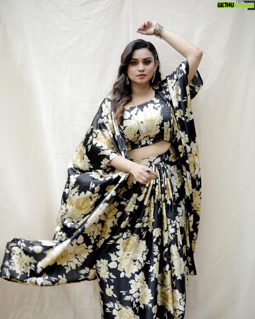 Lakshmi Nakshathra Instagram - Florals 💫❤ Muah @shoshank_makeup Outfit @thantrek.design.couture 📸. @mr.canographers Styling @stylewithandriya Jwlry @adorebypriyanka #lakshminakshathra