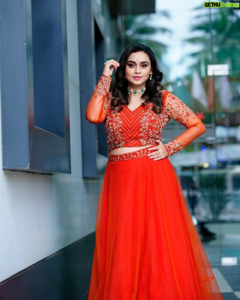 Lakshmi Nakshathra Instagram - Orange , just a ray of Sunshine 💫 Outfit @colos_the_designing_couture Muah @sindhu_valsan Styling @stylewithandriya Jwlry @thebishafashion #lakshminakshathra