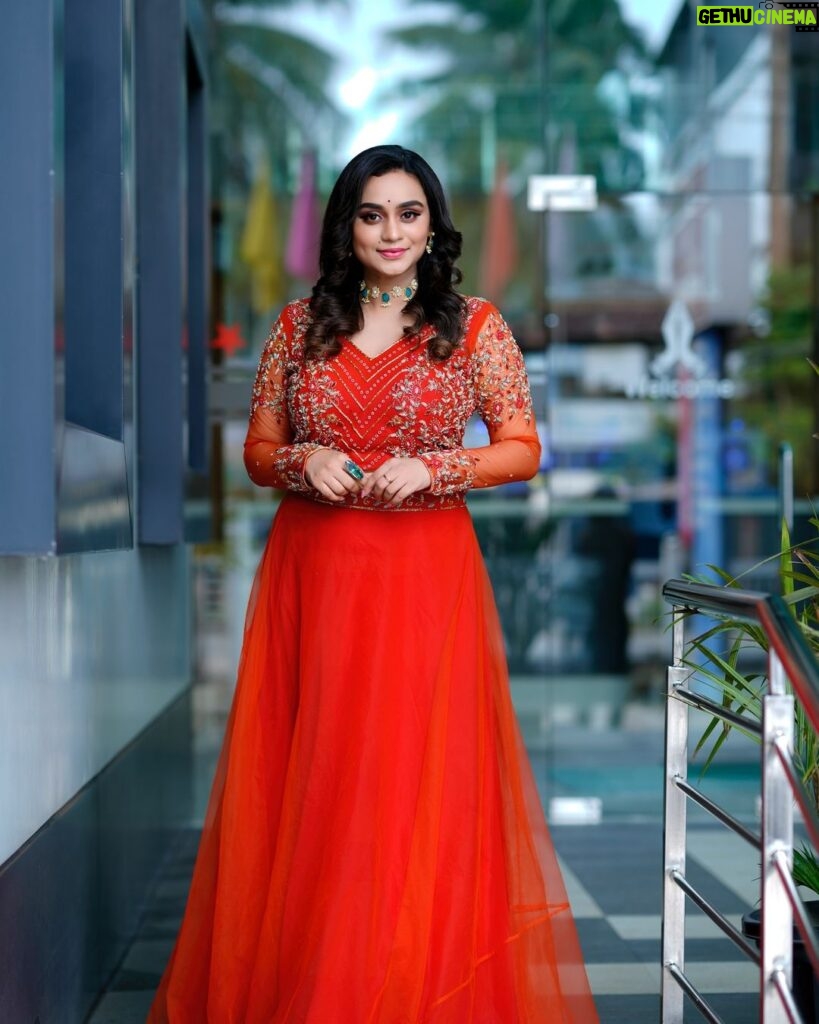 Lakshmi Nakshathra Instagram - Orange , just a ray of Sunshine 💫 Outfit @colos_the_designing_couture Muah @sindhu_valsan Styling @stylewithandriya Jwlry @thebishafashion #lakshminakshathra