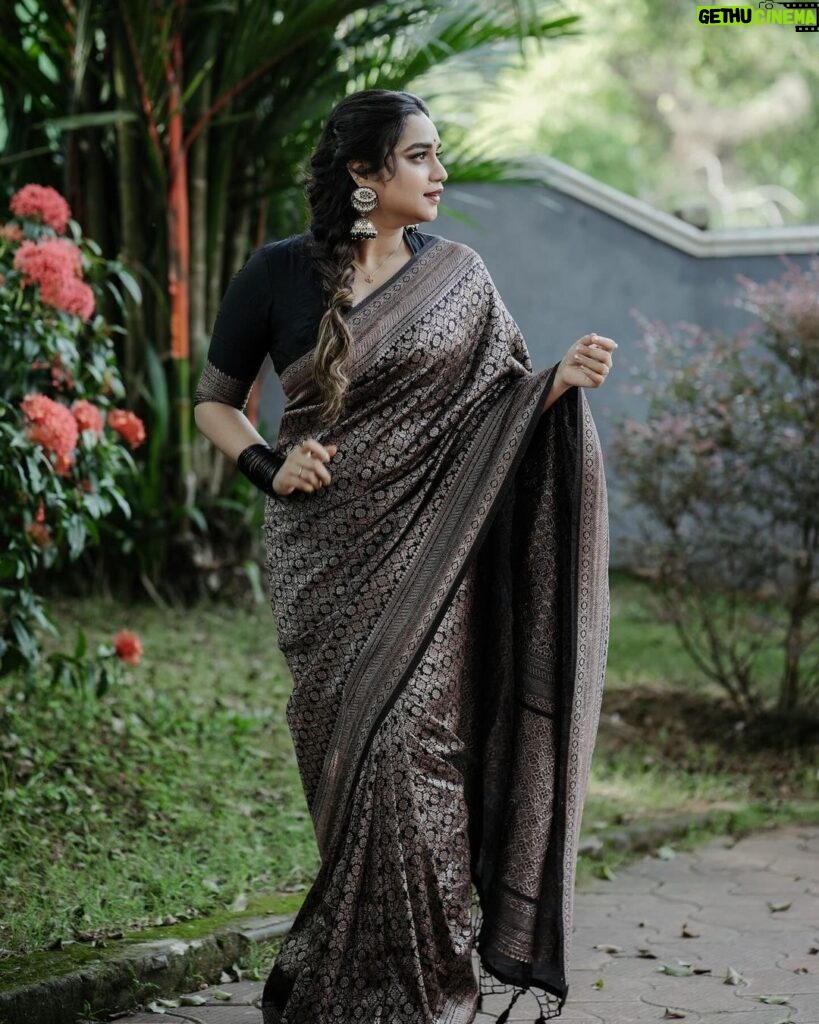 Lakshmi Nakshathra Instagram - Saree Diva 💫 “Saree: My happy place.” 📸. @ashif__cinematographer Saree @mloft_by_joeljacobmathew Blouse designed @acornfashionlines Muah @raseenas_hairsecret Retouch @liju_photographyoff Styling @stylewithandriya #lakshminakshathra
