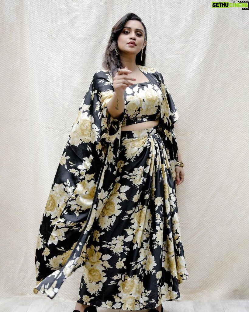 Lakshmi Nakshathra Instagram - Florals 💫❤ Muah @shoshank_makeup Outfit @thantrek.design.couture 📸. @mr.canographers Styling @stylewithandriya Jwlry @adorebypriyanka #lakshminakshathra
