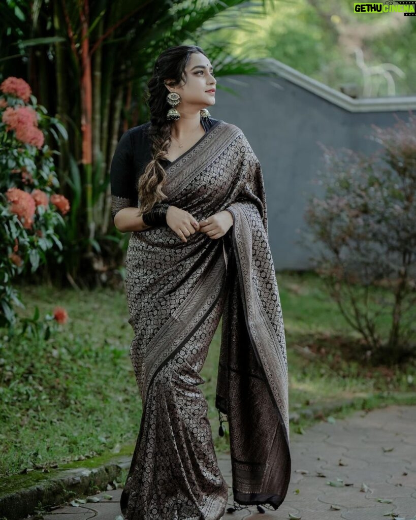 Lakshmi Nakshathra Instagram - Saree Diva 💫 “Saree: My happy place.” 📸. @ashif__cinematographer Saree @mloft_by_joeljacobmathew Blouse designed @acornfashionlines Muah @raseenas_hairsecret Retouch @liju_photographyoff Styling @stylewithandriya #lakshminakshathra