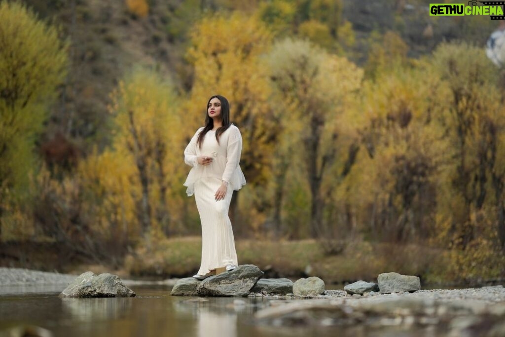 Lakshmi Nakshathra Instagram - Nature Love ❤💫 📸. @libzalonso Outfit @western_lady_ Styling @janaki_remya #lakshminakshathra Kashmir