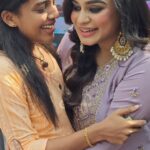 Lakshmi Nakshathra Instagram - താര ജാടയില്ലാതെ ആരാധികക്ക് ഉമ്മ കൊടുത്ത് ലക്ഷ്മി നക്ഷത്ര 😍👌 | #Lakshminakshathra #actresses #malayalamactress #malluactress #southindianactress