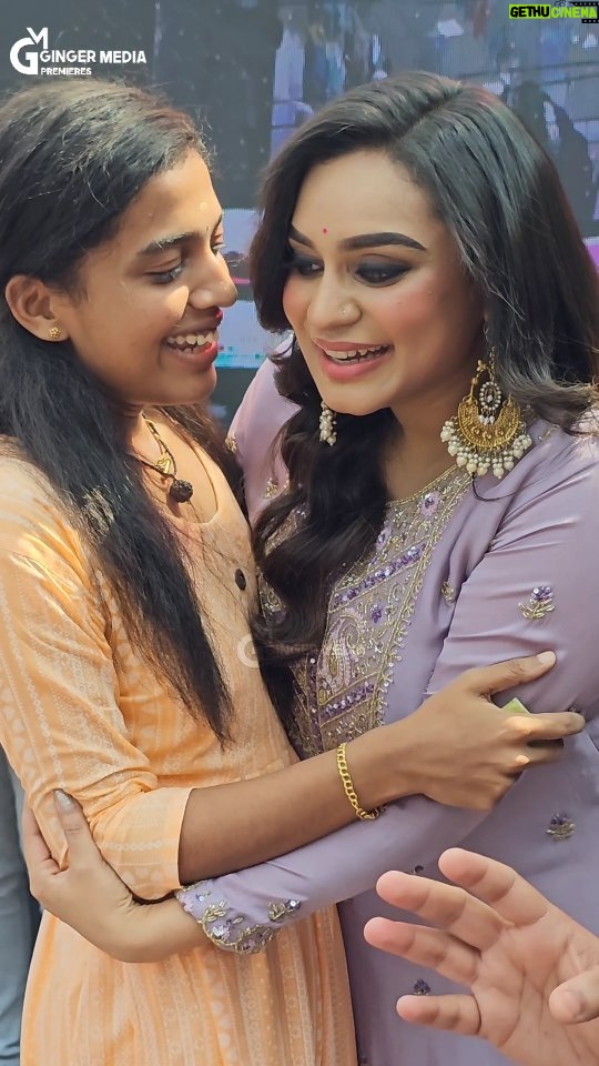 Lakshmi Nakshathra Instagram - താര ജാടയില്ലാതെ ആരാധികക്ക് ഉമ്മ കൊടുത്ത് ലക്ഷ്മി നക്ഷത്ര 😍👌 | #Lakshminakshathra #actresses #malayalamactress #malluactress #southindianactress