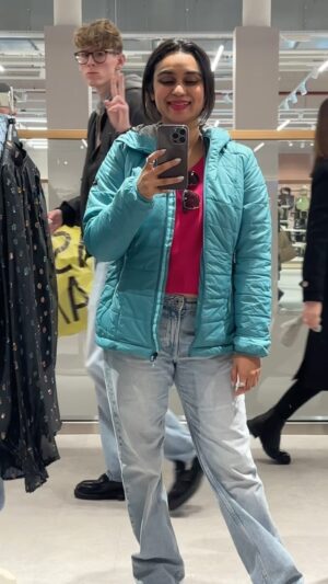 Lakshmi Nakshathra Instagram - It’s Shopping Time @ UK 💫✌️❤️
Look , What is Happening behind me 💫✌️✌️

📸. @aljin_aj 

#lakshminakshathra #uk #birmingham #bullring #shopping