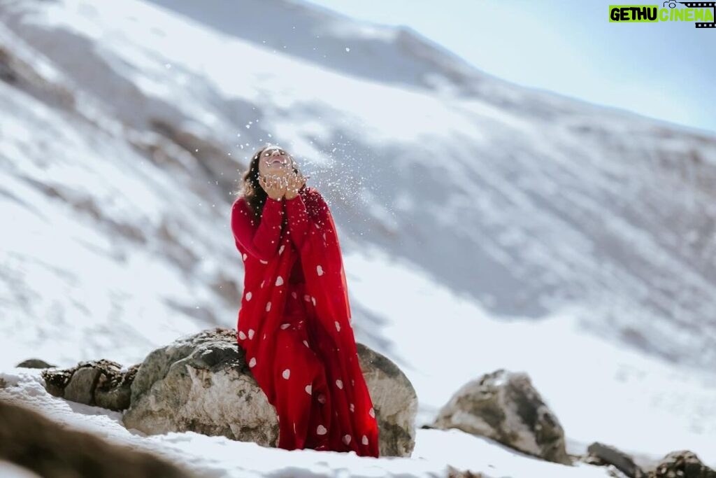 Lakshmi Nakshathra Instagram - A little Snow can change us differentlY ❤💫 📸. @libzalonso Saree @varnudais