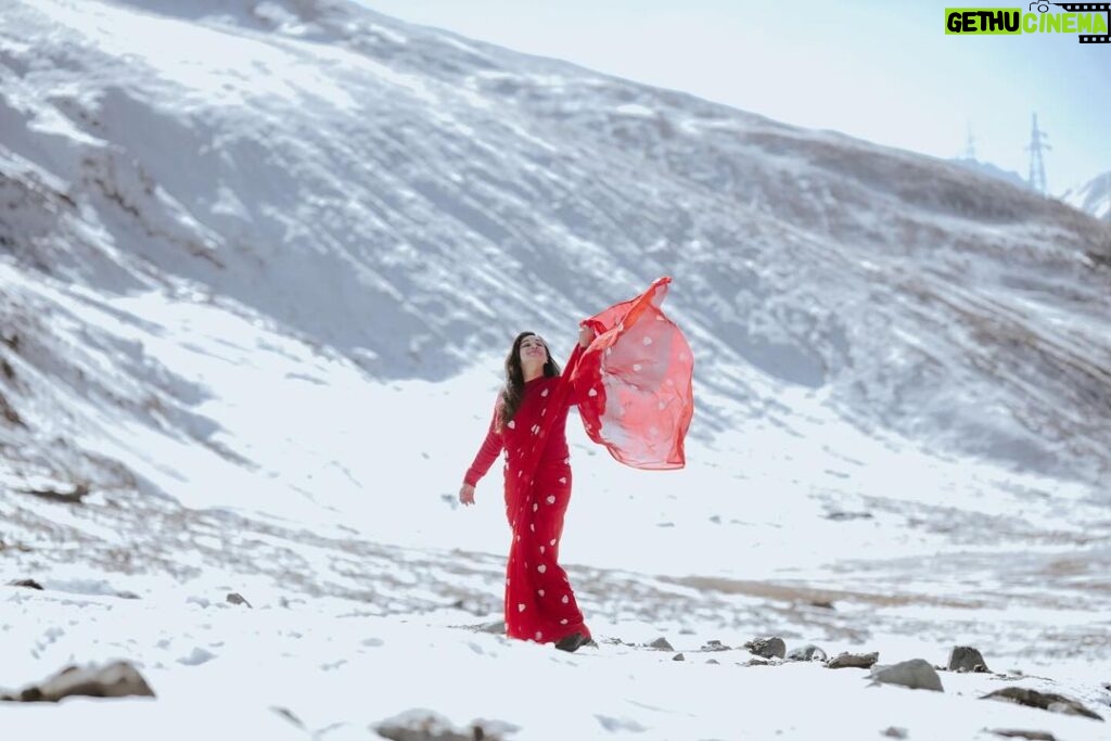 Lakshmi Nakshathra Instagram - Snow, Chiffon Saree and a Background Score 💫 A little more filmy😜 Loving This Snow 💫 📸. @libzalonso Saree @varnudais