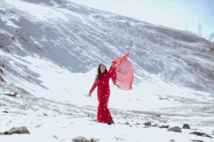 Lakshmi Nakshathra Instagram - Snow, Chiffon  Saree and a Background Score 💫

A little more filmy😜 Loving This Snow 💫

📸. @libzalonso 
Saree @varnudais