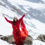 Lakshmi Nakshathra Instagram – Tint of mist,
Love for red Saree
And little Snow everywhere !💫❤️

📸. @libzalonso
Saree @varnudais 

#lakshminakshathra #kashmir #kashmirdairies #kashmirtourism
#gulmarg