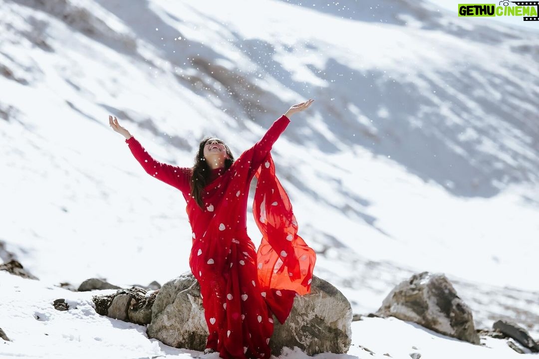 Lakshmi Nakshathra - 51.3K Likes - Tint of mist,
Love for red Saree
And little Snow everywhere !💫❤️
📸. @libzalonso
Saree @varnudais
#lakshminakshathra #kashmir #kashmirdairies #kashmirtourism
#gulmarg