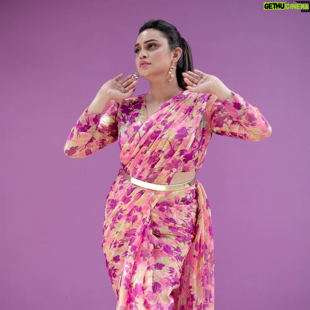 Lakshmi Nakshathra Instagram - The Florals 💫 #lakshminakshathra 📸. @mr.canographers Outfit @lakshmi_nakshathra 😎 Bloused Designed @chakitha_designs Muah @mukeshmuralimakeover Styling @stylewithandriya
